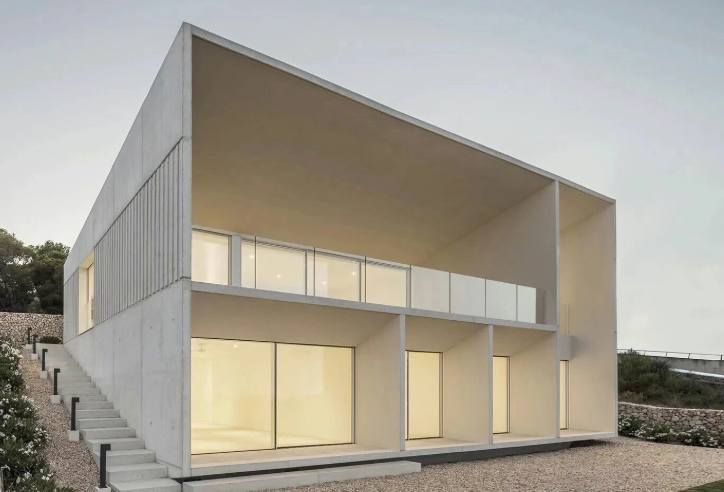 Glass and aluminium sliding door in a luxury villa in Dubai