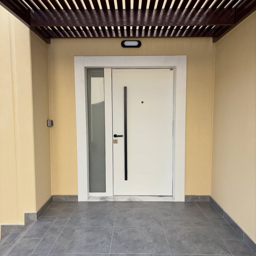 Automatic glass doors shopfront installation in Dubai